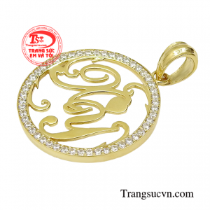 Mặt dây được đặt theo yêu cầu của khách hàng, mang đậm dấu ấn cá nhân. 