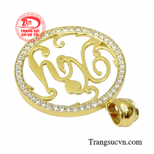 Nếu những món trang sức phổ thông trên thị trường chưa đủ khiến bạn hài lòng thì lựa chọn một chiếc mặt dây thiết kế sẽ là một ý tưởng tuyệt vời. 