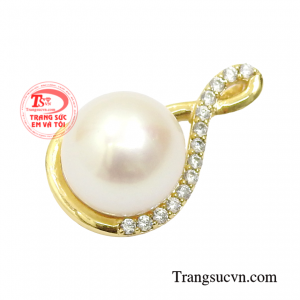 Khi nhắc đến ngọc trai, điều khiến người ta liên tưởng ngay chính là hình ảnh người phụ nữ dịu dàng, nhẹ nhàng, cao sang, mang nét đẹp truyền thống.