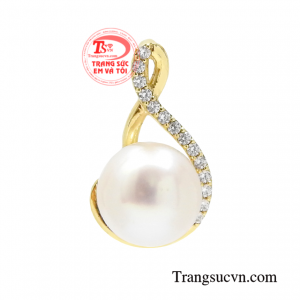 Mặt dây ngọc trai duyên dáng màu sắc và hình dáng tự nhiên mang đến niềm tin về sự vẹn toàn trong cuộc sống.