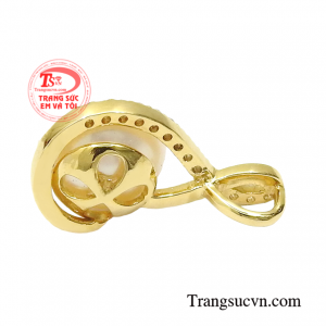 Mặt dây ngọc trai duyên dáng bảo hành chu đáo.