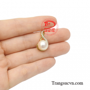 Mặt dây ngọc trai duyên dáng thiết kế xinh xắn.