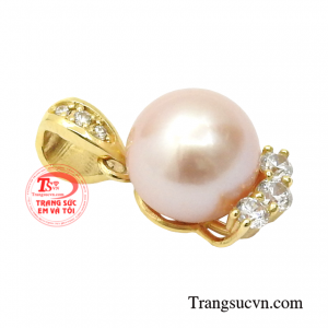 Kiểu dáng nhỏ nhắn với điểm nhấn là viên ngọc trai hồng tím tạo nên vẻ thanh lịch và độc đáo cho người đeo.