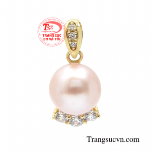 Mặt dây ngọc trai kiều diễm được chế tác khéo léo từ đôi bàn tay của người thợ kim hoàn tài ba sẽ mang đến một món trang sức khiến các quý cô phải si mê.