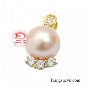 Không chỉ mang đến vẻ đẹp chiếc mặt dây còn đem lại nhiều may mắn cho các cô gái mệnh thổ và hỏa.