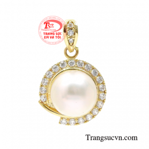 Mặt dây ngọc trai thời trang mang đến làn gió mới của mùa xuân tươi mát, trẻ trung của người phụ nữ.