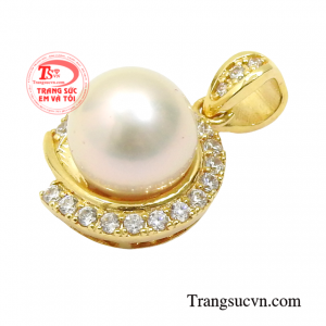 Bởi khi đeo trang sức ngọc trai sẽ giúp người dùng tôn lên được nét quyền quý, cao sang.