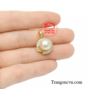 Mặt dây ngọc trai thời trang sang trọng.