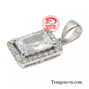 Với sản phẩm này các quý cô có thể thỏa sức phối cùng với nhiều trang phục khác nhau mà vẫn rất hợp thời trang.