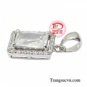 Với phái đẹp một chiếc mặt dây không thể thiếu đối những chiếc dây chuyền để giúp người đeo có thêm sức hút. 