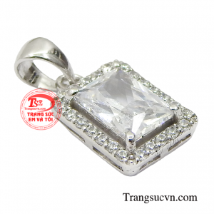 Do đó chiếc mặt dây này sẽ là món trang sức lý tưởng để khiến các quý cô tôn lên vẻ đẹp thanh lịch và quyến rũ. 