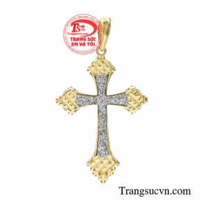 Mặt thánh giá vàng kiểu cách được chế tác tỉ mỉ đến từng chi tiết. 