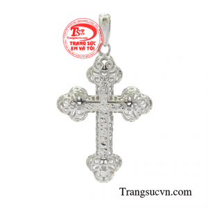 Mặt thánh giá vàng trắng thời trang với thiết kế độc đáo đem đến cái nhìn mới lạ cho món trang sức quen thuộc này.