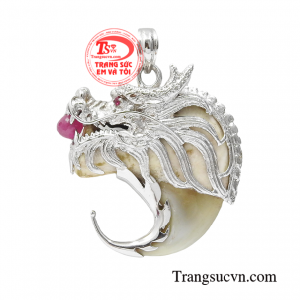 Mặt vàng trắng rồng đá ruby là sản phẩm có thiết kế vô cùng đặc biệt với chi tiết đầu rồng tinh xảo bọc răng nanh hổ.