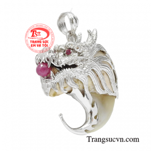 Độ đẳng cấp chưa dừng ở đó, chiếc mặt dây còn được đính kết thêm đá ruby tạo cảm giác hoàn toàn choáng ngợp. 