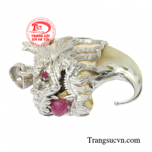 Đó chính là những chi tiết khiến chiếc mặt dây có một không hai trở nên đặc biệt hơn hẳn những sản phẩm khác. 