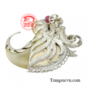 Sở hữu chiếc mặt dây này giúp người dùng củng cố địa vị, gia tăng uy quyền.