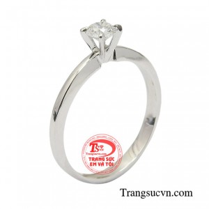 Nhẫn kim cương đính hôn là món quà đặc biệt mà phái mạnh muốn trao gửi đến người mình yêu thương. 