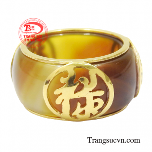 Nhẫn mã não bọc vàng vẫn luôn được ưa chuộng bởi vẻ đẹp sang trọng, quyền quý từ cốt cách người dùng. 