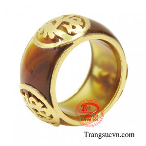 Nhẫn mã não bọc vàng chữ lộc mang thần thái quý tộc cùng chất liệu vàng 14k không hề làm người dùng phải thất vọng.