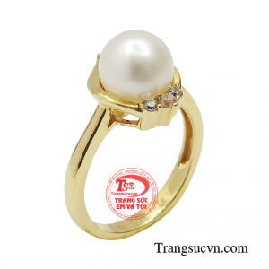 Nhẫn ngọc trai thanh tú có giá trị cao cùng vẻ đẹp sang trọng. 