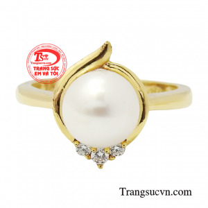 Ngọc trai đúng chuẩn sẽ có độ bóng sáng không tì vết, màu sắc và hình dáng tự nhiên mang đến niềm tin về sự vẹn toàn trong cuộc sống. 