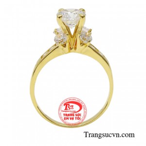 Chiếc nhẫn được chế tác bởi đôi bàn tay tài hoa của thợ kim hoàn. 