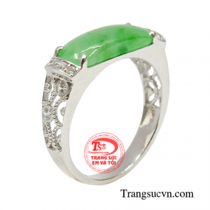 Nhẫn nữ cẩm thạch phú quý được có thể đem lại may mắn cho người đeo. 