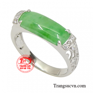 Chiếc nhẫn ngọc cẩm thạch xanh được xem như món quà tinh túy và quý báu mà trời và đất ban tặng cho con người. 