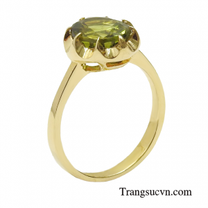 Nhẫn nữ peridot thanh nhã gắn liền với sự huyền bí, có sức mạnh kiềm chế những cơn giận dữ
