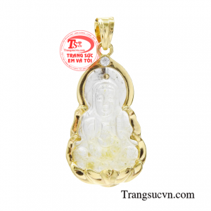 Phật quan âm thạch anh tóc hiền từ được chế tác tỉ mỉ từ viên đá quý thạch anh tóc vàng kết hợp vàng 14k tạo nên sự sang trọng cho món đồ. 