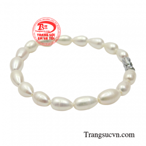 Bên cạnh đó ngọc trai còn là biểu tượng của may mắn, niềm vui và chung thủy. 