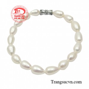 Vòng tay ngọc trai sang trọng với ý nghĩa cao quý, thánh thiện, trong sáng. 