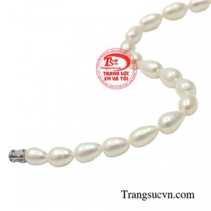 hông những vậy chuỗi ngọc trai còn rất phù hợp để kết hợp cùng những bộ trang phục truyền thống, đòi hỏi sự thanh lịch và trang nhã.