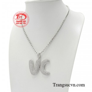 Bộ dây chuyền được thiết kế nên mang tính độc đáo, gửi gắm mong muốn của người đeo vào sản phẩm.