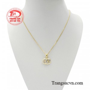 Bộ dây chuyền nữ hàng hiệu mang đến cái nhìn mới lạ và độc đáo tôn vinh nét đẹp cho nữ giới.