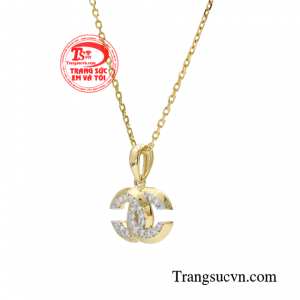 Bộ sản phẩm không chỉ khiến cho các cô gái trông tươi tắn và rạng rỡ hơn mà còn đem đến nét thu hút tạo điểm nhấn nơi đông người.