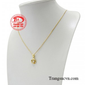 Một bộ trang phục đẹp không thể thiếu một món trang sức xứng tầm và một cô gái đẹp cũng chẳng còn thu hút nếu thiếu đi món trang sức lấp lánh. 