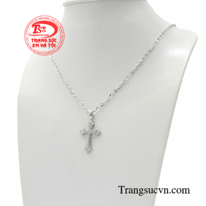 Với bộ dây chuyền này bạn hoàn toàn có thể kết hợp được với nhiều kiểu trang phục khác nhau.