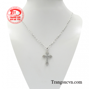 Bộ dây chuyền thánh giá kiểu cách là món trang sức không thể thiếu đối với người theo đạo công giáo.