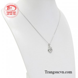 Một bộ trang phục đẹp không thể thiếu một món trang sức xứng tầm và một quý cô cũng chẳng còn thu hút nếu thiếu đi món trang sức lấp lánh.