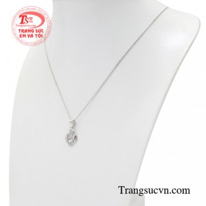 Do vậy bộ trang sức này sẽ là sự lựa chọn hoàn hảo để giúp các nàng thể hiện cá tính và phong cách thời trang.