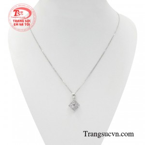 Bộ mặt nữ vàng trắng thời trang mang dáng dấp của một cô tiểu thư nhẹ nhàng, e thẹn nhưng lại có nét kiêu kỳ bên trong.