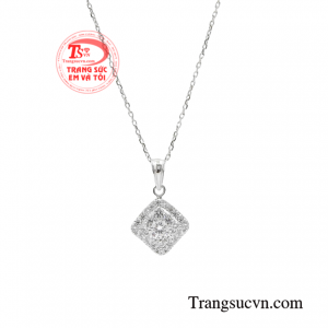 Với chỉ bộ dây chuyền thôi cũng đủ khiến các nàng có thể cảm nhận được sự yêu thương của người tặng.