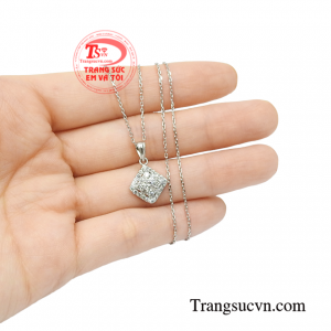 Bộ mặt nữ vàng trắng thời trang sáng bóng.