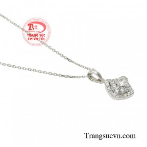 Bộ mặt nữ vàng trắng thời trang yêu kiều, tinh tế.