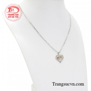 Những người thợ kim hoàn đã khéo léo kết hợp vàng màu, vàng trắng và vàng hồng tạo điểm nhấn giúp các cô gái trông hợp thời trang hơn.