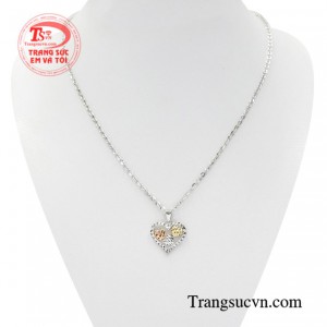 Bộ mặt nữ vàng trắng trái tim là sự lựa chọn hoàn hảo dành cho những cô nàng theo phong cách nhẹ nhàng.