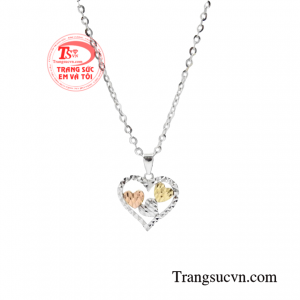 Do vậy còn chần chờ gì nữa mà các nàng không sở hữu cho mình một món trang sức để những trang phục từ nhàm chán trở nên lộng lẫy hơn.