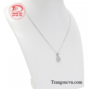 Bộ mặt dây không chỉ khiến cho các cô nàng trông tươi tắn và rạng rỡ hơn mà còn đem đến nét thu hút và nổi bật trước người đối diện.